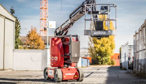 Gelenkteleskopbühne von Weiland im Außeneinsatz auf einem Industriegelände, ideal für sicheres Arbeiten in Höhe und präzise Positionierung.