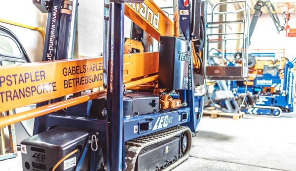 Weiland Kettenarbeitsbühne mit ausgefahrenem Teleskoparm