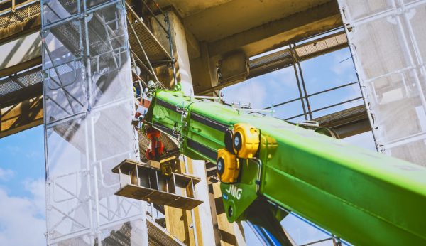 Detailaufnahme eines Weiland-Kranarms mit Piktogrammen für verschiedene Hebe- und Transportgeräte.