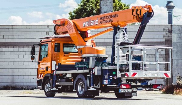 Mobilkran mit ausgefahrenem Ausleger bei Hebearbeiten.